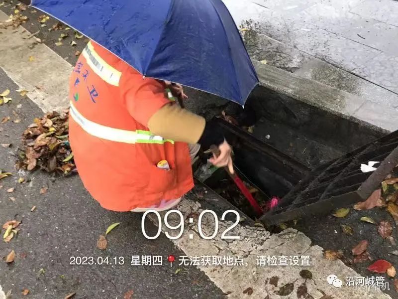 沿河城管 清掏雨水篦子，筑牢城市防汛備汛防線